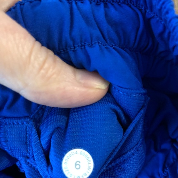 Lululemon size 6 hotty hot shorts - Picture 3 of 4